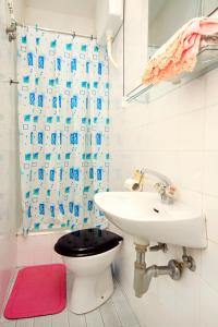y baño con aseo y lavamanos. en Apartments and rooms by the sea Jelsa, Hvar - 4602 en Jelsa