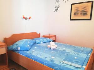una cama con un animal de peluche sentado encima en Apartments by the sea Cove Zarace - Gdinj, Hvar - 4596 en Gdinj