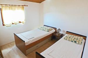 mały pokój z 2 łóżkami i oknem w obiekcie Apartments by the sea Brna, Korcula - 5902 w mieście Smokvica