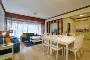 ein Wohnzimmer mit einem Tisch und einem blauen Sofa in der Unterkunft Harmony Apartament in the Heart of Piantini in Santo Domingo