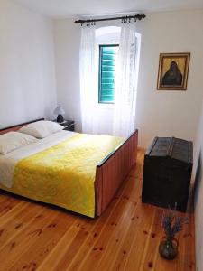 Ένα ή περισσότερα κρεβάτια σε δωμάτιο στο Holiday house with WiFi Dol, Brac - 5674