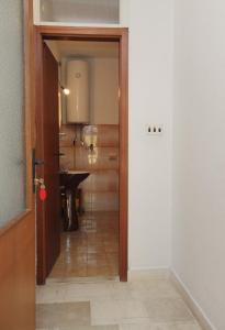um corredor com uma porta que leva a uma casa de banho em Apartments with a parking space Stari Grad, Hvar - 5724 em Stari Grad