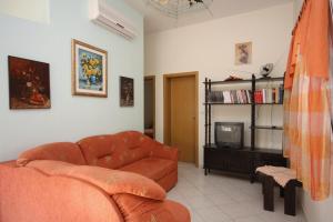 a living room with a couch and a tv at Apartments by the sea Sucuraj, Hvar - 5680 in Sućuraj