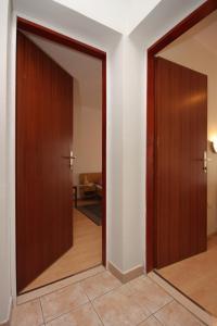 2 puertas de madera en una habitación con pasillo en Apartments by the sea Stari Grad, Hvar - 5697, en Stari Grad