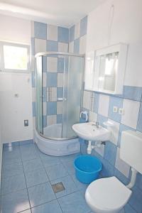 een badkamer met douche, toilet en wastafel bij Apartments by the sea Vinjerac, Zadar - 5824 in Vinjerac