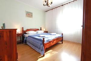 - une chambre avec un lit et une grande fenêtre dans l'établissement Apartments with a parking space Nin, Zadar - 5797, à Nin