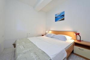 Postel nebo postele na pokoji v ubytování Family friendly apartments with a swimming pool Drage, Biograd - 5904