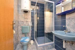 Koupelna v ubytování Family friendly apartments with a swimming pool Drage, Biograd - 5904