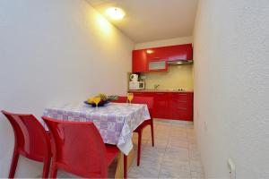 Kuchyň nebo kuchyňský kout v ubytování Family friendly apartments with a swimming pool Drage, Biograd - 5904