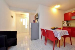 Kuchyň nebo kuchyňský kout v ubytování Family friendly apartments with a swimming pool Drage, Biograd - 5904