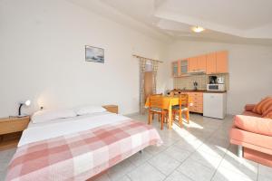 Kuchyň nebo kuchyňský kout v ubytování Family friendly apartments with a swimming pool Drage, Biograd - 5904