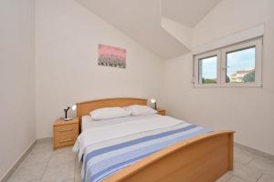 Postel nebo postele na pokoji v ubytování Family friendly apartments with a swimming pool Drage, Biograd - 5904