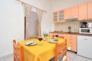 Kuchyň nebo kuchyňský kout v ubytování Family friendly apartments with a swimming pool Drage, Biograd - 5904