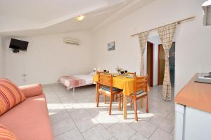 TV a/nebo společenská místnost v ubytování Family friendly apartments with a swimming pool Drage, Biograd - 5904