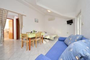 Posezení v ubytování Family friendly apartments with a swimming pool Drage, Biograd - 5904