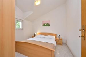 Postel nebo postele na pokoji v ubytování Family friendly apartments with a swimming pool Drage, Biograd - 5904