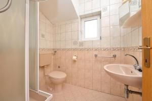 Koupelna v ubytování Family friendly apartments with a swimming pool Drage, Biograd - 5904