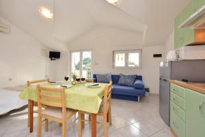 Posezení v ubytování Family friendly apartments with a swimming pool Drage, Biograd - 5904