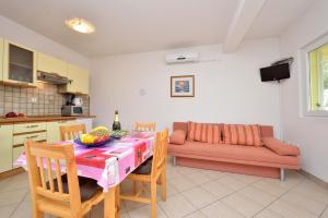 Kuchyň nebo kuchyňský kout v ubytování Family friendly apartments with a swimming pool Drage, Biograd - 5904