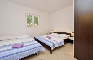 Postel nebo postele na pokoji v ubytování Family friendly apartments with a swimming pool Drage, Biograd - 5904