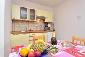 Kuchyň nebo kuchyňský kout v ubytování Family friendly apartments with a swimming pool Drage, Biograd - 5904