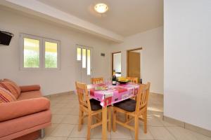 Posezení v ubytování Family friendly apartments with a swimming pool Drage, Biograd - 5904