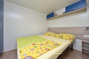 Postel nebo postele na pokoji v ubytování Family friendly apartments with a swimming pool Drage, Biograd - 5904
