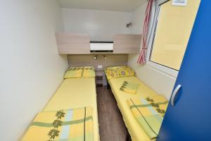Postel nebo postele na pokoji v ubytování Family friendly apartments with a swimming pool Drage, Biograd - 5904