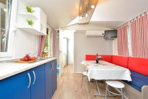 Kuchyň nebo kuchyňský kout v ubytování Family friendly apartments with a swimming pool Drage, Biograd - 5904