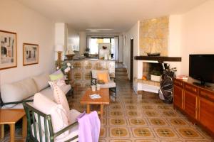 sala de estar con sofá y chimenea en Casa adosada en Pals Playa by Apartaments Golf, en Pals