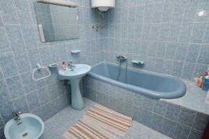 łazienka z wanną, umywalką i toaletą w obiekcie Apartments by the sea Vrsi - Mulo, Zadar - 5791 w mieście Vrsi +37 zdjęć