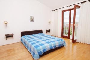 sypialnia z łóżkiem i dużym oknem w obiekcie Apartments by the sea Vrsi - Mulo, Zadar - 5791 w mieście Vrsi