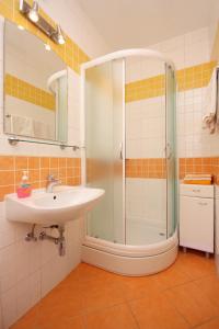 y baño con ducha y lavamanos. en Apartments with a parking space Jelsa, Hvar - 5728, en Jelsa