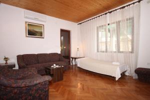 uma sala de estar com um sofá e uma cama em Apartments with a parking space Jelsa, Hvar - 5728 em Jelsa