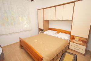 niewielka sypialnia z łóżkiem i szafką w obiekcie Apartments by the sea Tkon, Pasman - 5840 w mieście Tkon