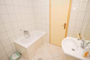 biała łazienka z wanną i umywalką w obiekcie Apartments by the sea Tkon, Pasman - 5840 w mieście Tkon +25 zdjęć