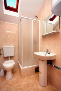 La salle de bains est pourvue de toilettes, d'un lavabo et d'une douche. dans l'établissement Studio Bibinje 5741a, à Bibinje