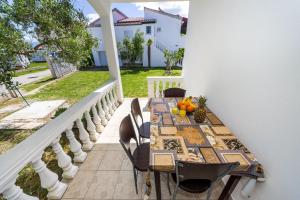 een tafel op het balkon van een huis bij Apartments with a parking space Nin, Zadar - 5857 in Nin