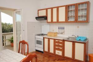 Ett kök eller pentry på Apartments by the sea Tkon, Pasman - 5825