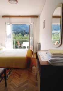 1 dormitorio con cama y ventana con vistas en Double Room Trstenik 4566c, en Trstenik