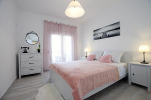 een witte slaapkamer met een bed en een spiegel bij Apartments by the sea Kozino, Zadar - 5803 in Kožino