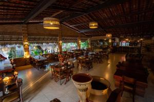 an overhead view of a restaurant with tables and chairs at Hotel Pousada Rancho das Dunas in Santo Amaro