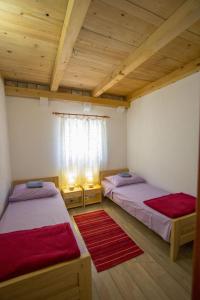 2 łóżka w pokoju z drewnianym sufitem w obiekcie Seaside secluded apartments Cove Skozanje, Hvar - 5713 w mieście Gdinj