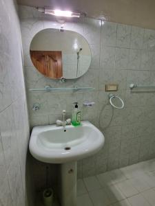 y baño con lavabo blanco y espejo. en Shangrilla House Murree, Bhurban, en Murree