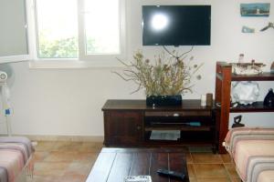 a living room with a tv on top of a table at Apartments by the sea Mudri Dolac, Hvar - 5694 in Vrboska