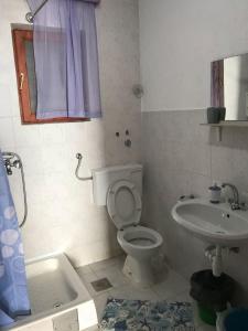 łazienka z toaletą i umywalką w obiekcie Seaside secluded apartments Cove Pobij, Hvar - 5712 w mieście Gdinj
