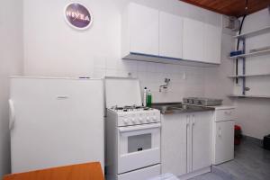 kuchnia z białą kuchenką i lodówką w obiekcie Seaside secluded apartments Cove Pobij, Hvar - 5712 w mieście Gdinj