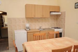 Kuchyň nebo kuchyňský kout v ubytování Apartments by the sea Postira, Brac - 5672