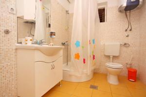ein Bad mit einem WC, einem Waschbecken und einer Dusche in der Unterkunft Apartments by the sea Ivan Dolac, Hvar - 5709 in Ivan Dolac