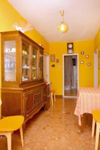 ein Esszimmer mit einem großen Holzschrank und gelben Wänden in der Unterkunft Apartments by the sea Ivan Dolac, Hvar - 5709 in Ivan Dolac